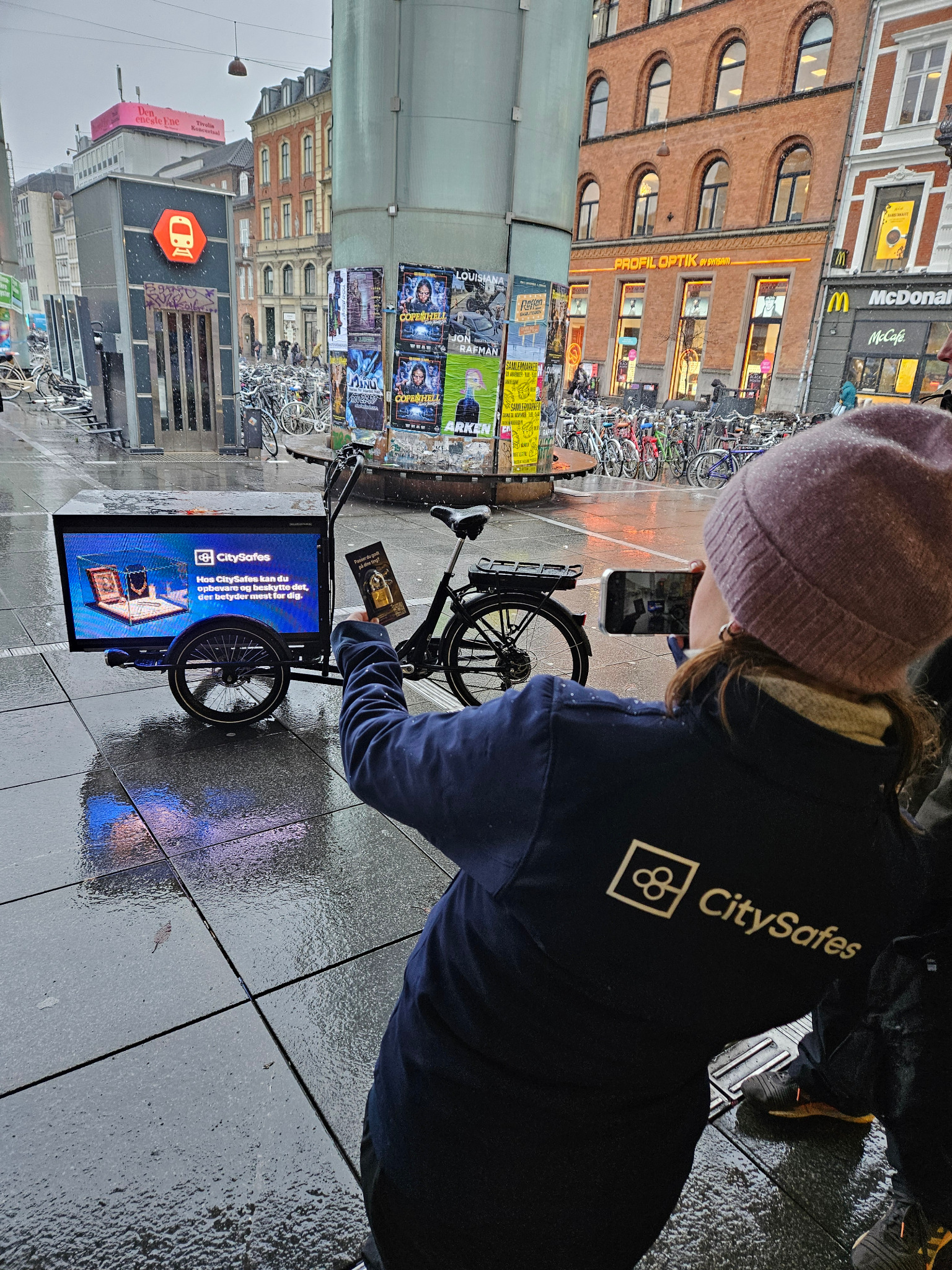 LED-cargobike i bymiljø med publikum tæt på